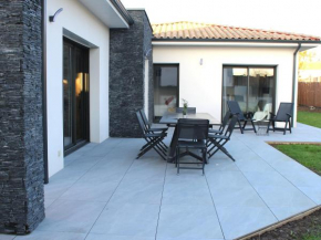 Gîte spacieux avec jardin, spa, babyfoot et parking privé - FR-1-306-1292